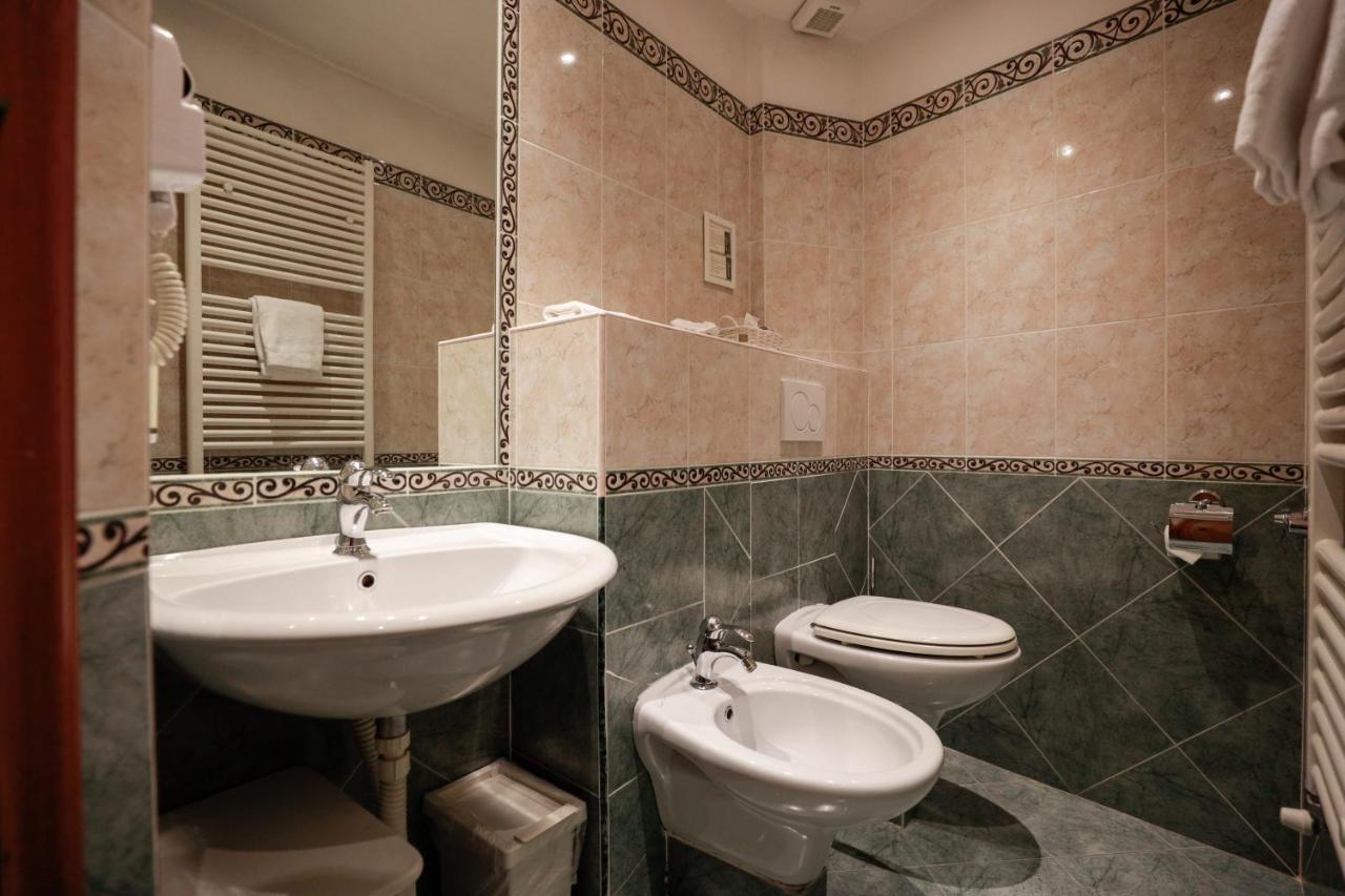 een badkamer met een wastafel en een toilet bij Hotel Bellavista Impruneta in Impruneta