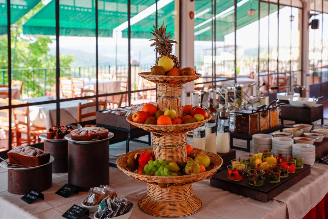 een tafel met daarop drie manden fruit bij Hotel Bellavista Impruneta in Impruneta