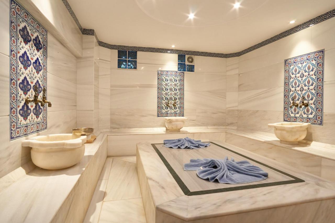 een badkamer met een badkuip en een toilet erin bij Amber Hotel & Spa in Istanbul
