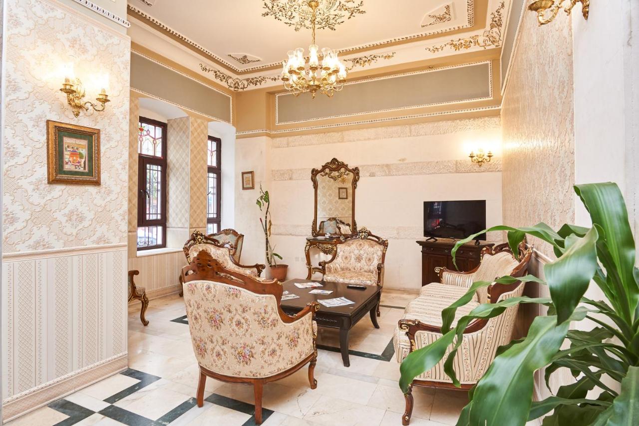 een woonkamer met een tafel en stoelen bij Amber Hotel & Spa in Istanbul