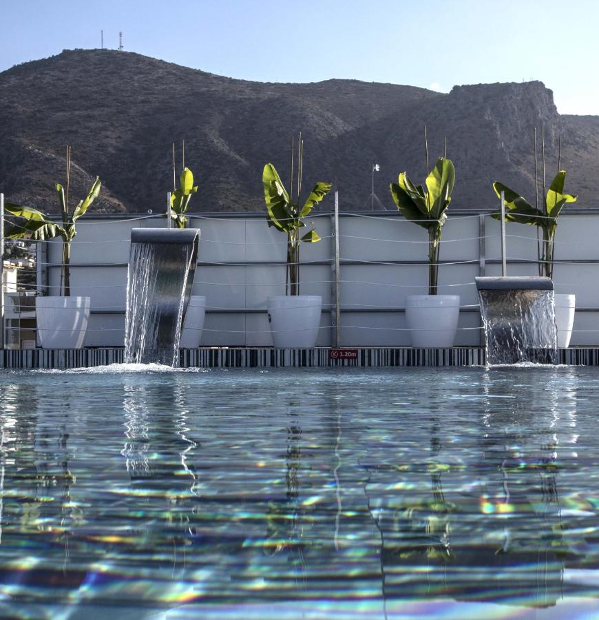 een zwembad met potplanten bovenop een gebouw bij Glaros Royal Beach Hotel in Chersonissos