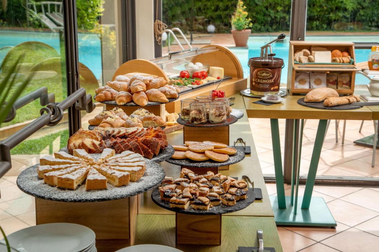 een buffet met brood en gebak op een tafel bij Best Western Park Hotel Roma Nord in Fiano Romano