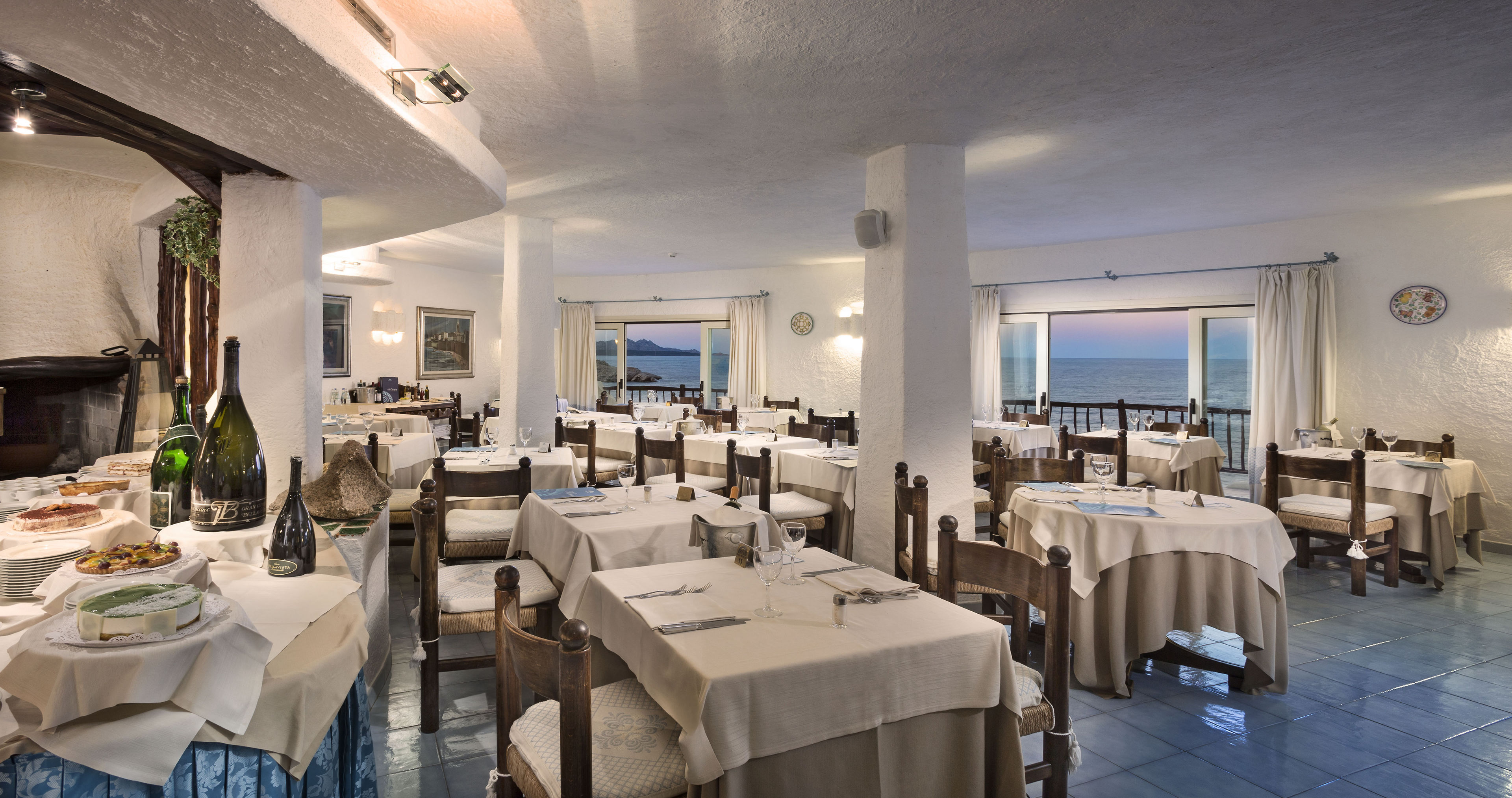 Restaurant met gedekte tafels — Club Hotel Baja Sardinia