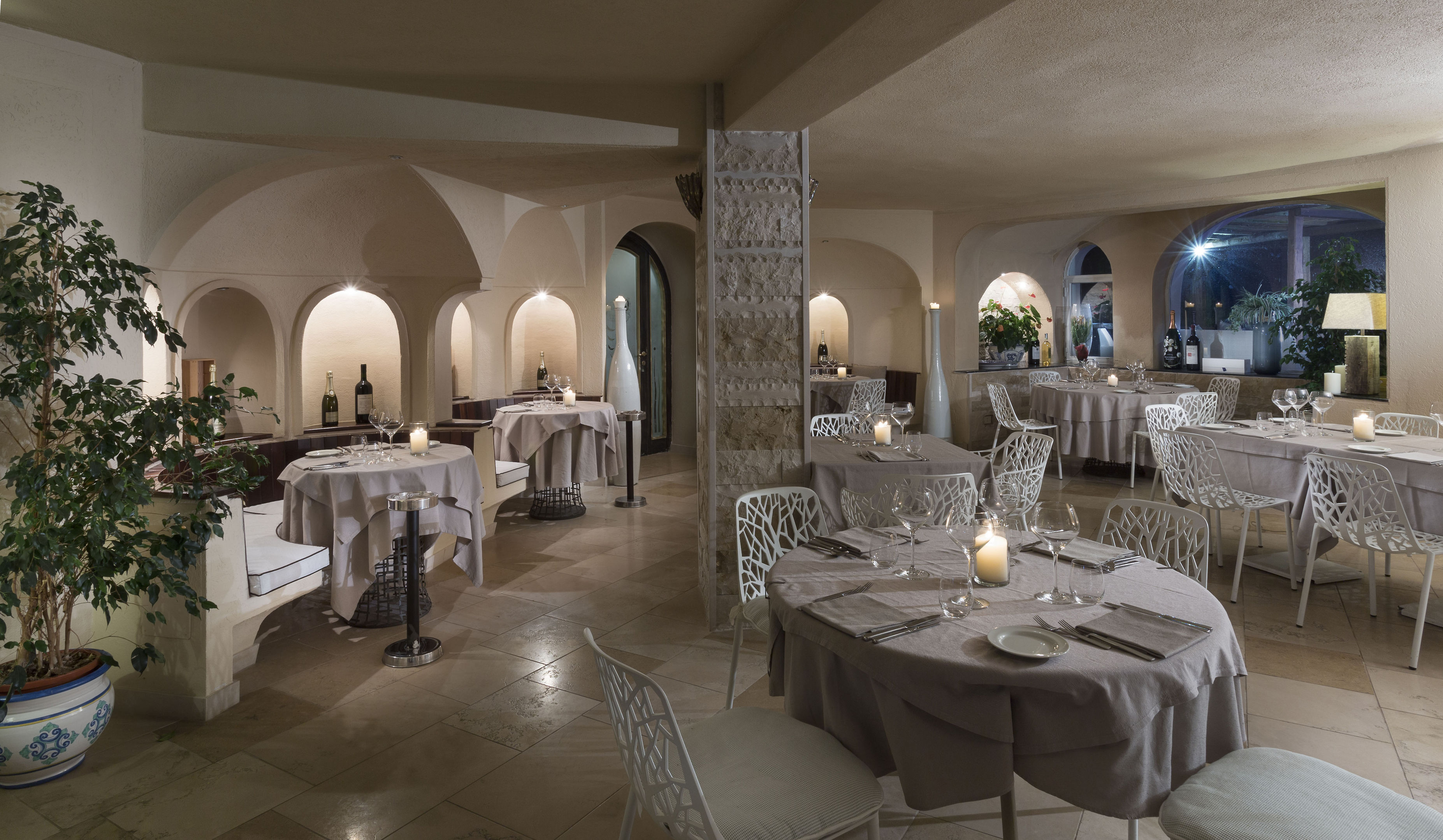 Restaurant met gedekte tafels — Club Hotel Baja Sardinia