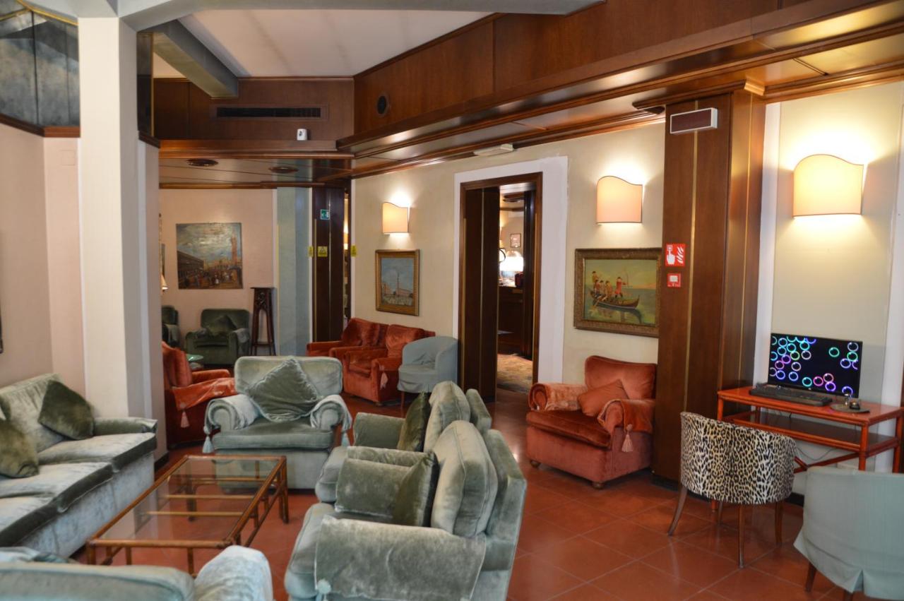 een woonkamer met banken en stoelen bij Hotel Le Boulevard in Venetië-Lido
