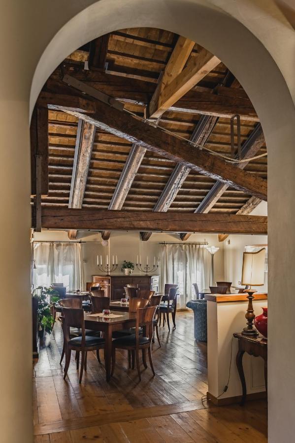 een boog in een kamer met een tafel en stoelen bij Le Camere di Palazzo Bortolan in Treviso