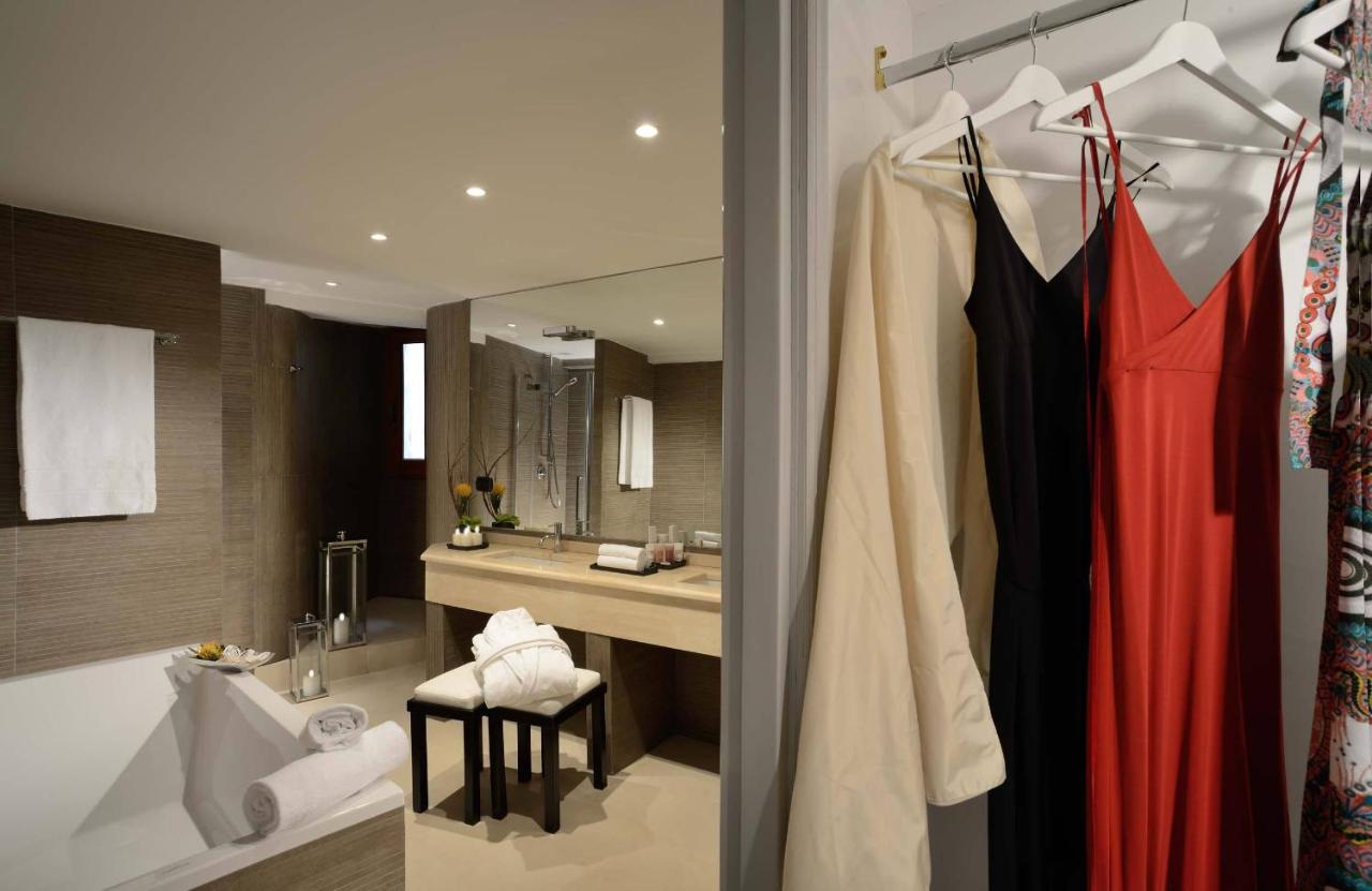 een badkamer met een badkuip en een wastafel bij Colonna Palace Hotel in Rome