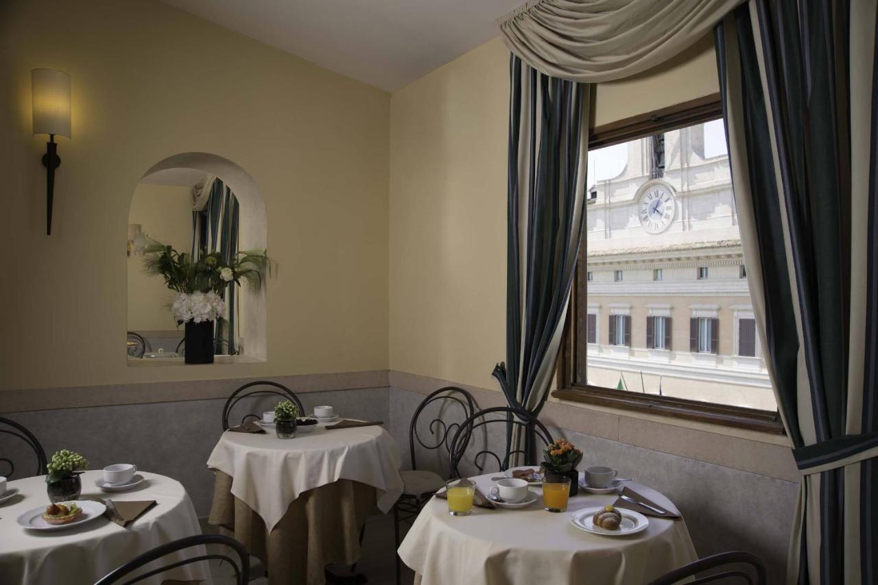 een eetkamer met twee tafels en een raam bij Colonna Palace Hotel in Rome