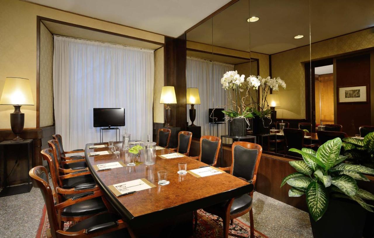 een vergaderzaal met een lange tafel en stoelen bij Colonna Palace Hotel in Rome