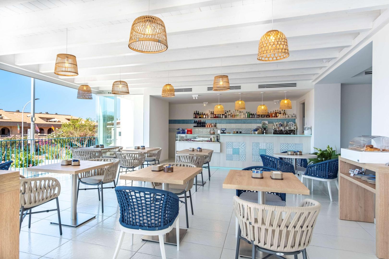 Restaurant met gedekte tafels — Hotel Blumarea Best Western Signature Collection