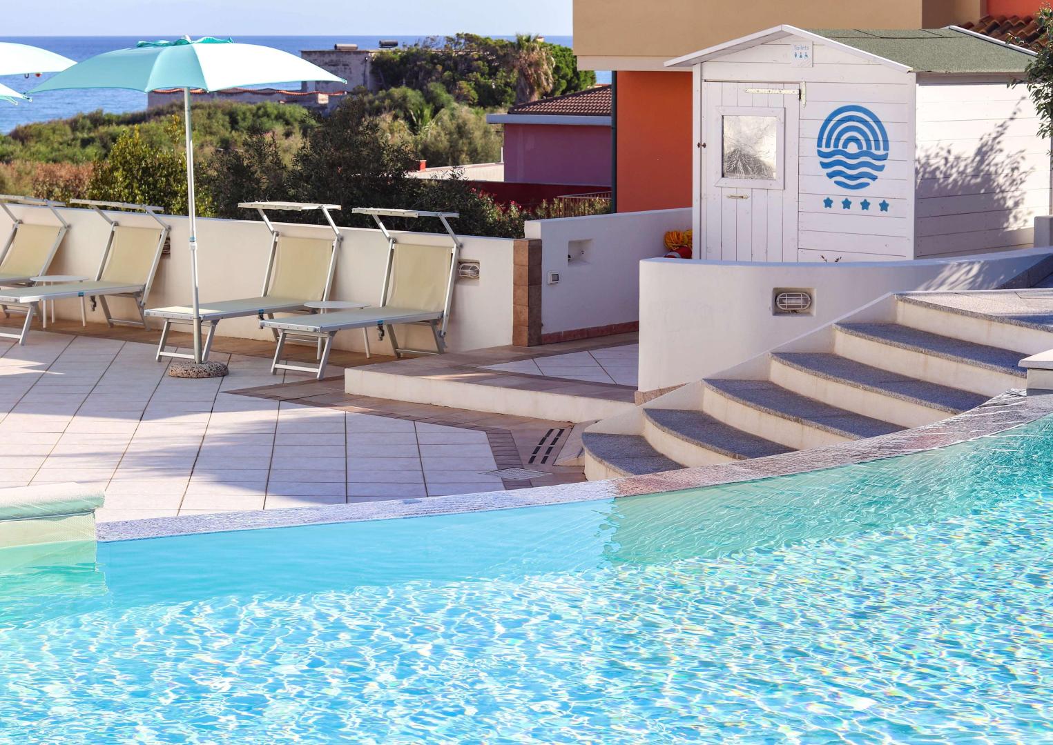Buitenzwembad met ligbedden — Hotel Blumarea Best Western Signature Collection