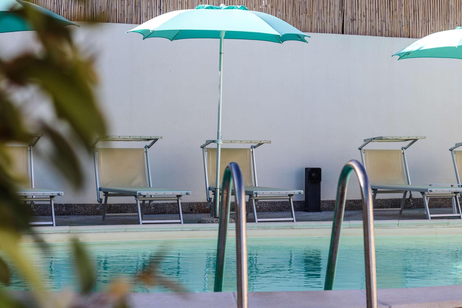 Zwembad omringd door palmbomen — Hotel Blumarea Best Western Signature Collection