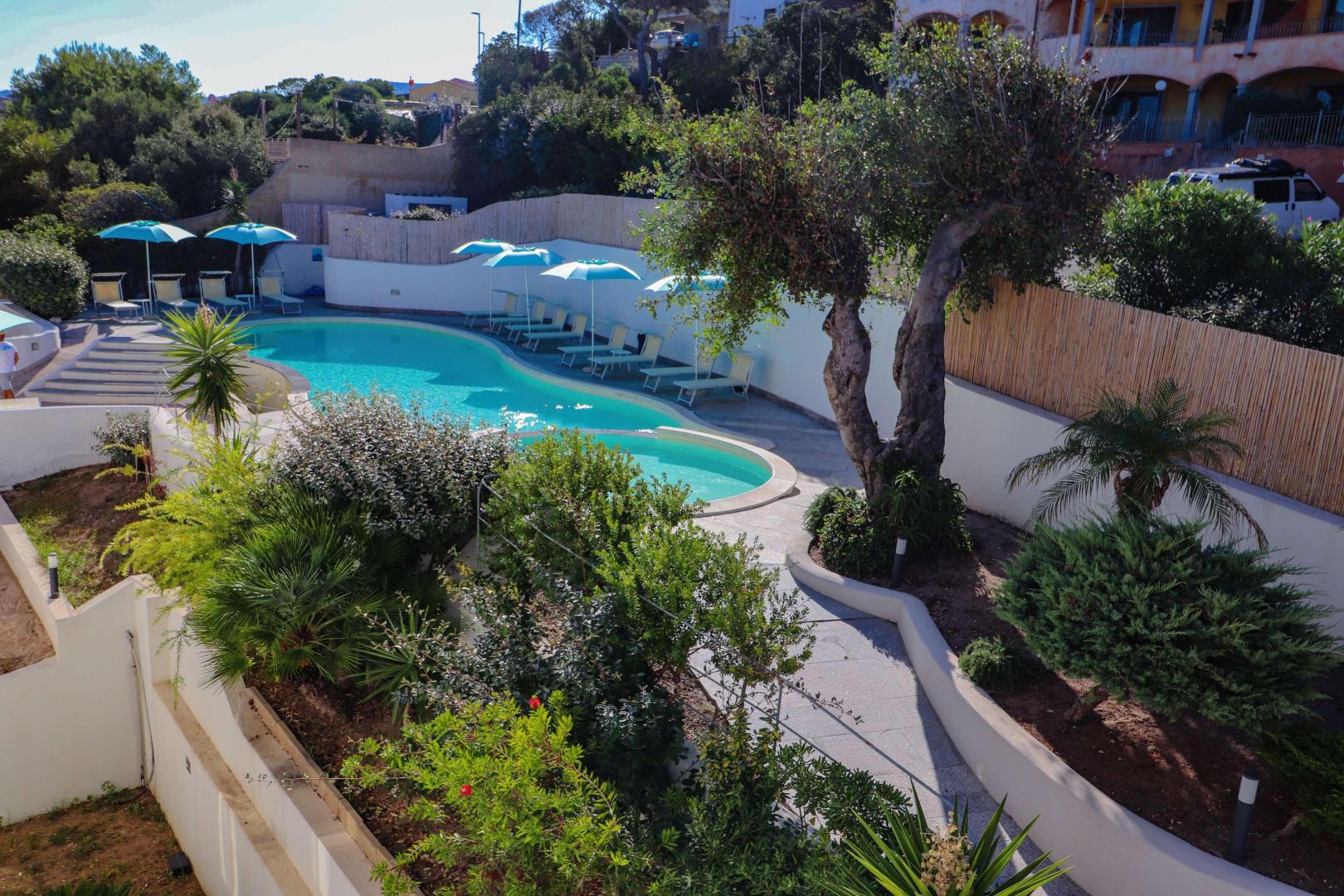 Zwembad omringd door palmbomen — Hotel Blumarea Best Western Signature Collection