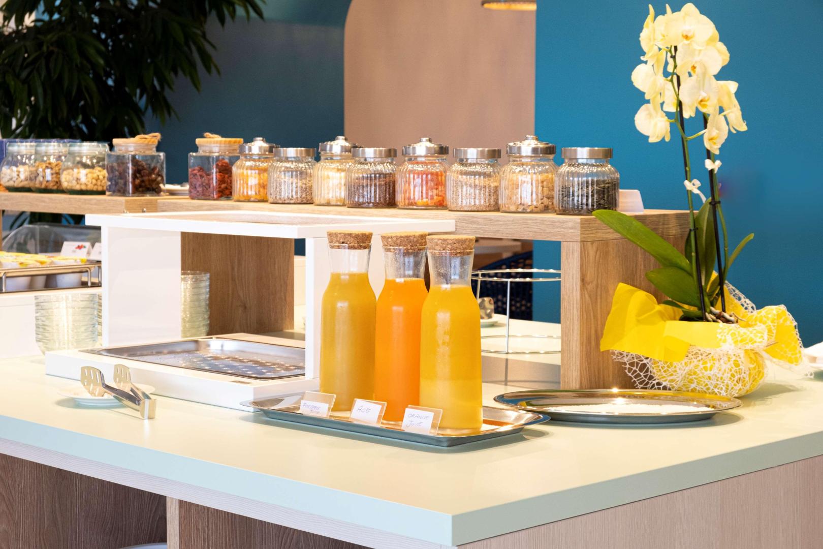 Bar met drankenselectie — Hotel Blumarea Best Western Signature Collection