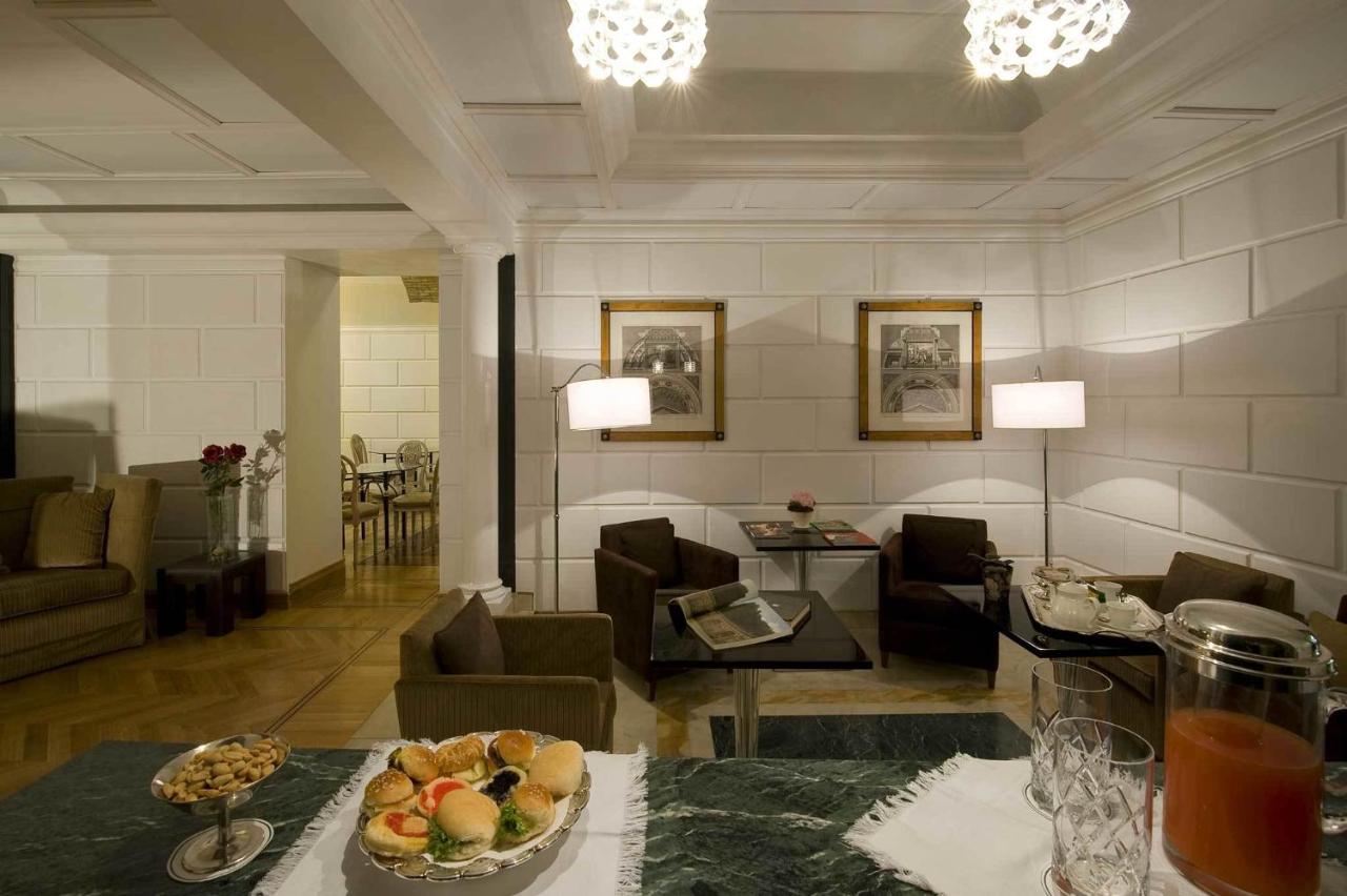 een lobby met een tafel waarop een fruitschaal staat bij Duca d'Alba Hotel - Chateaux & Hotels Collection in Rome +74 fo