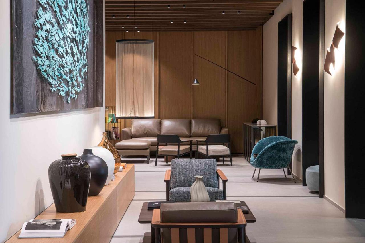 een lobby met een bank, stoelen en een tafel bij Europa Palace in Sanremo