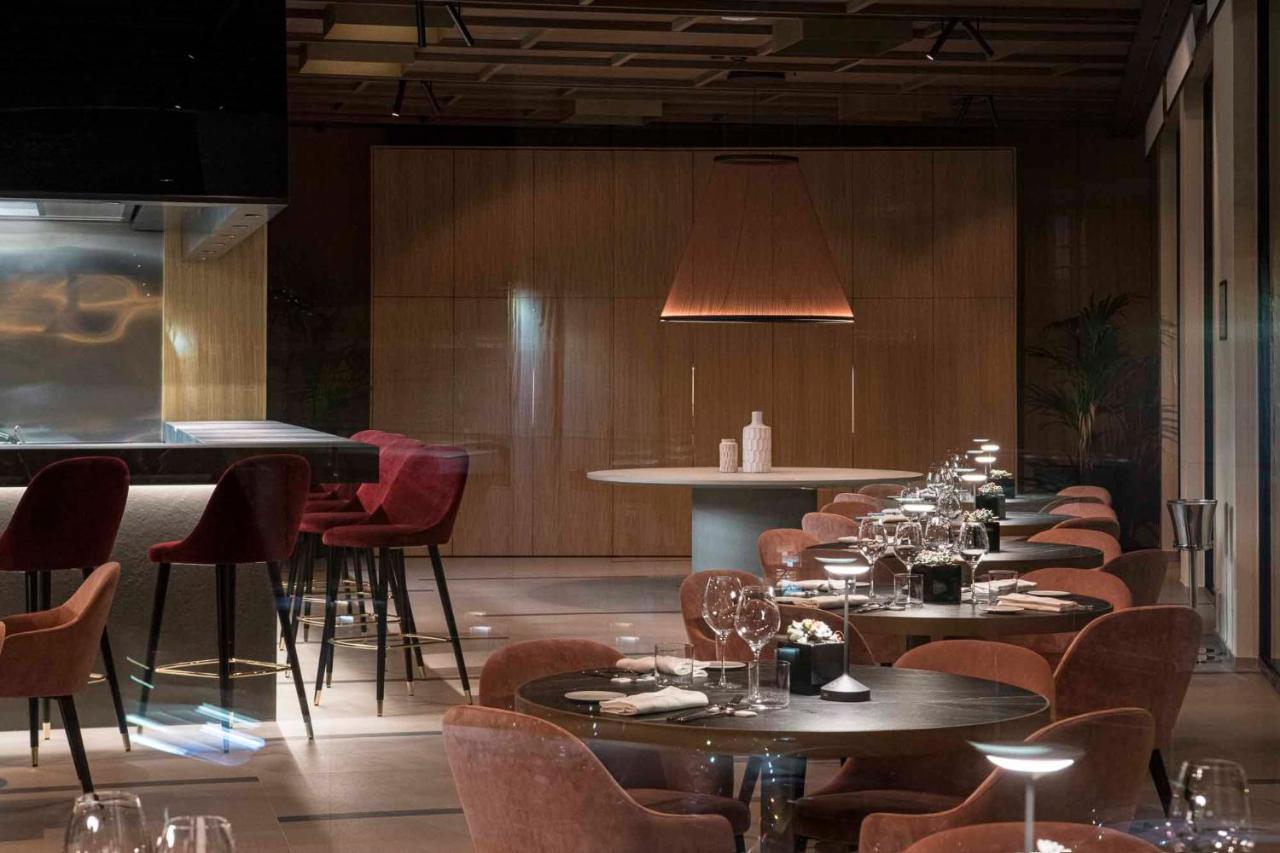 een rij tafels en stoelen in een restaurant bij Europa Palace in Sanremo