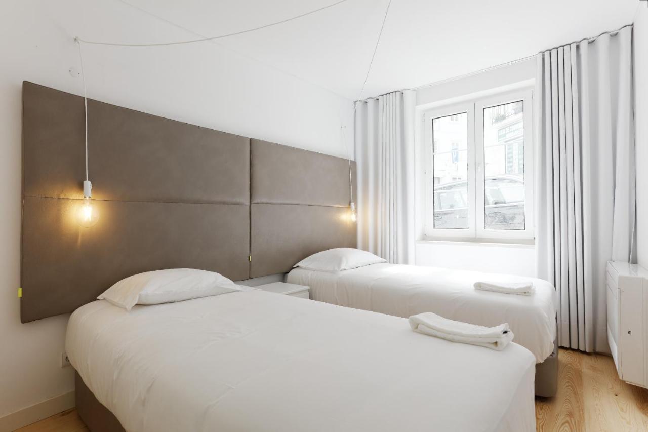een slaapkamer met twee bedden en een raam bij City Stays Alegria Apartments in Lissabon