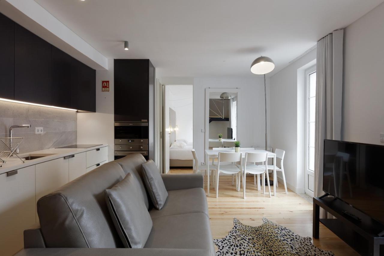 een keuken en woonkamer met een bank en een tafel bij City Stays Alegria Apartments in Lissabon