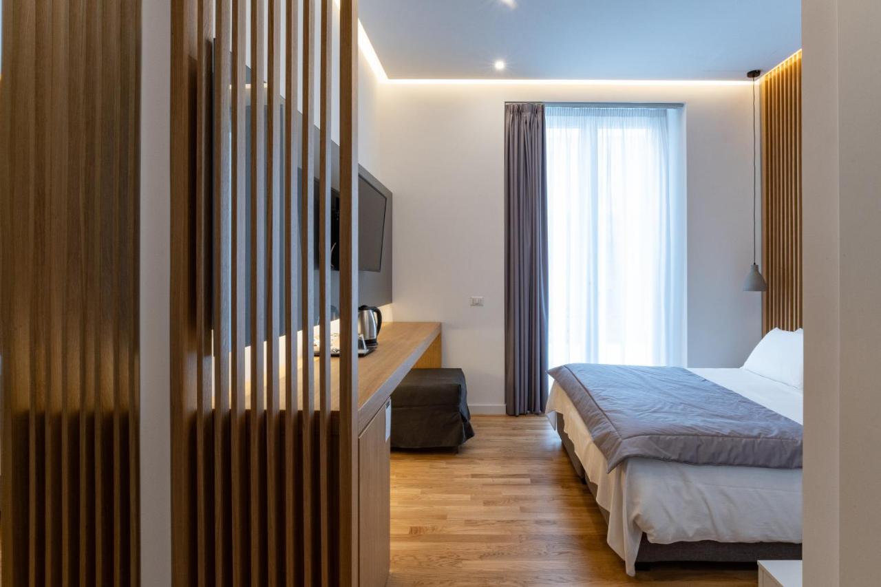 een hotelkamer met een bed en een raam bij Concept Terrace Hotel in Rome