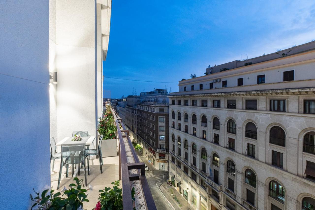 een uitzicht vanaf het balkon van een gebouw bij Concept Terrace Hotel in Rome