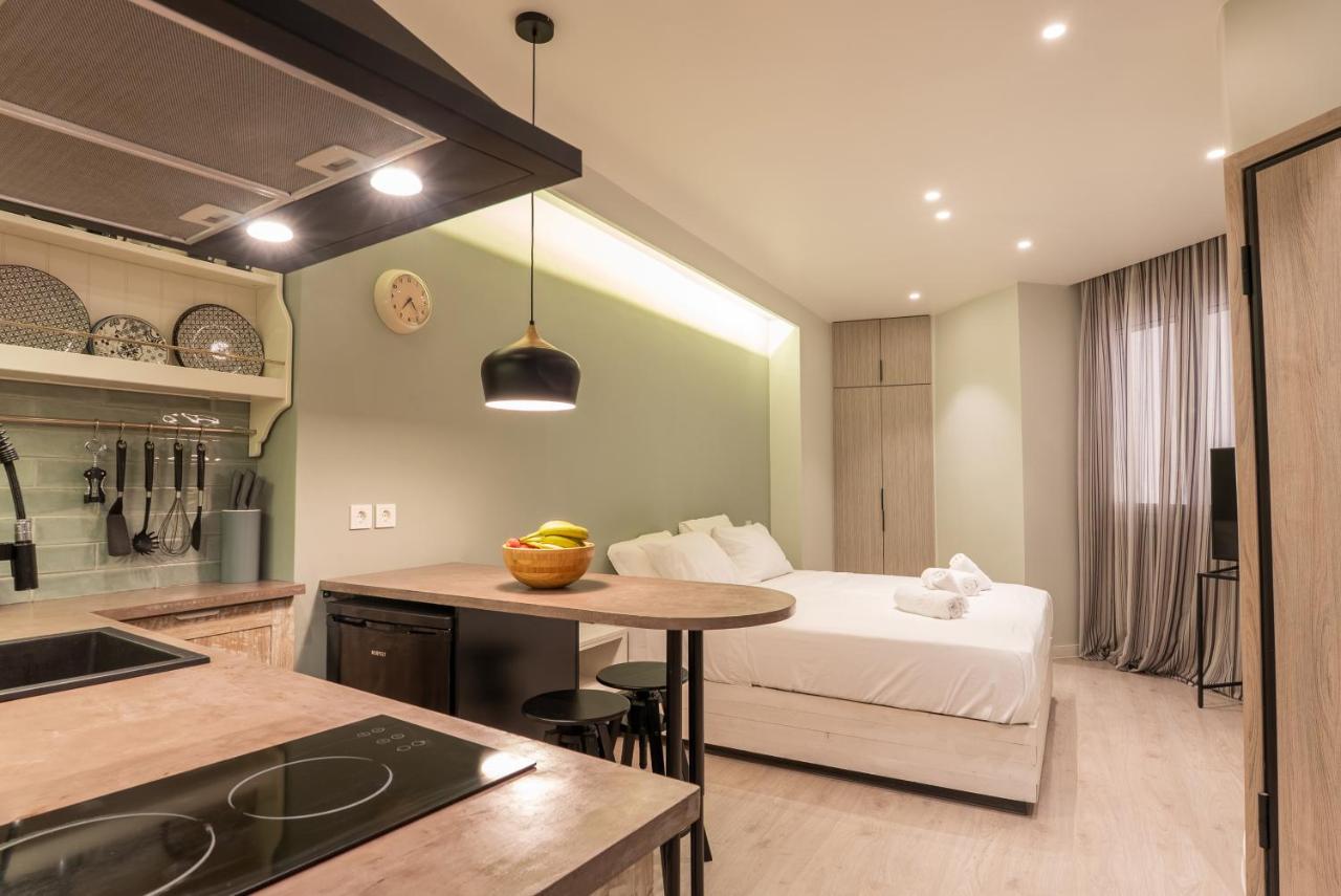 een kamer met een bed en een keuken met een tafel bij Athens Urban Nest in Athene