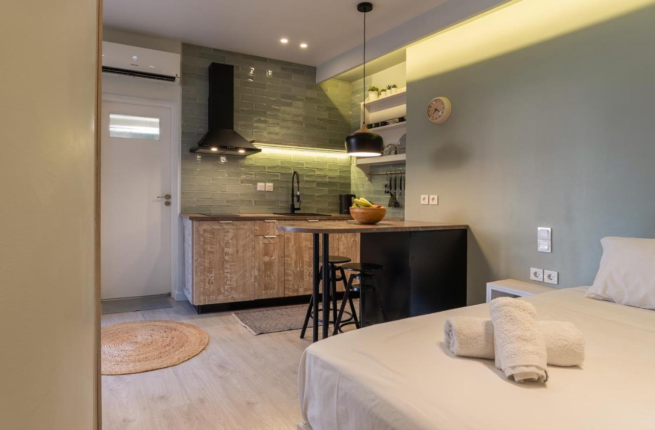 een kamer met twee bedden en een keuken met een aanrecht bij Athens Urban Nest in Athene
