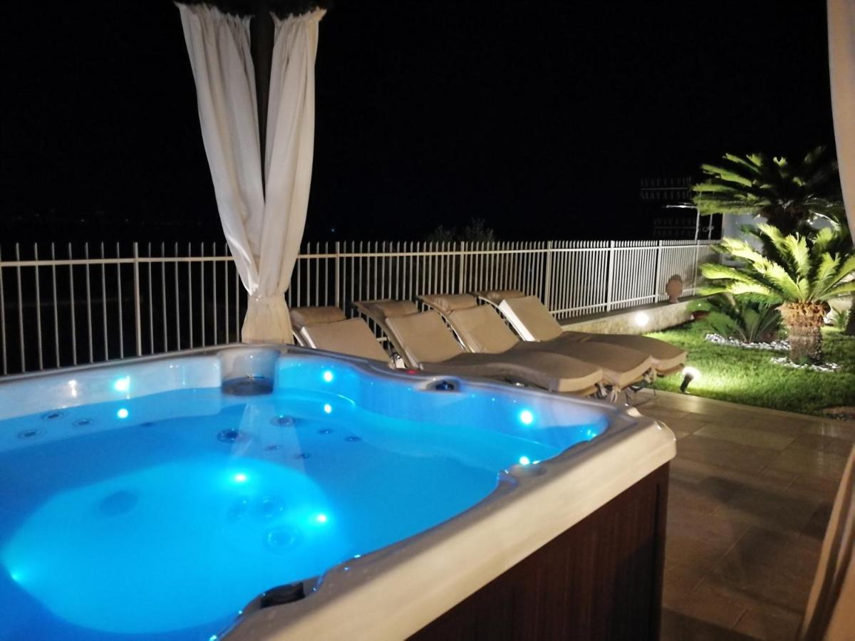 een jacuzzi op een terras 's nachts bij Le Villette - Taormina in Taormina +49 foto's