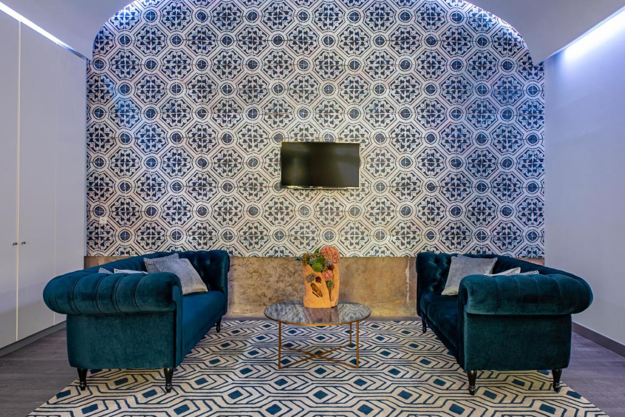 een woonkamer met twee blauwe banken en een tv bij Tandem Palacio Alfama Apartments in Lissabon +44 foto's
