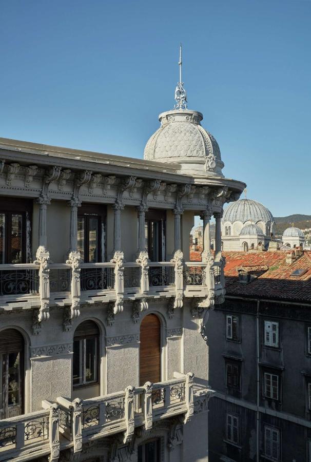 een gebouw met een balkon bovenop een gebouw bij DoubleTree By Hilton Trieste in Trieste