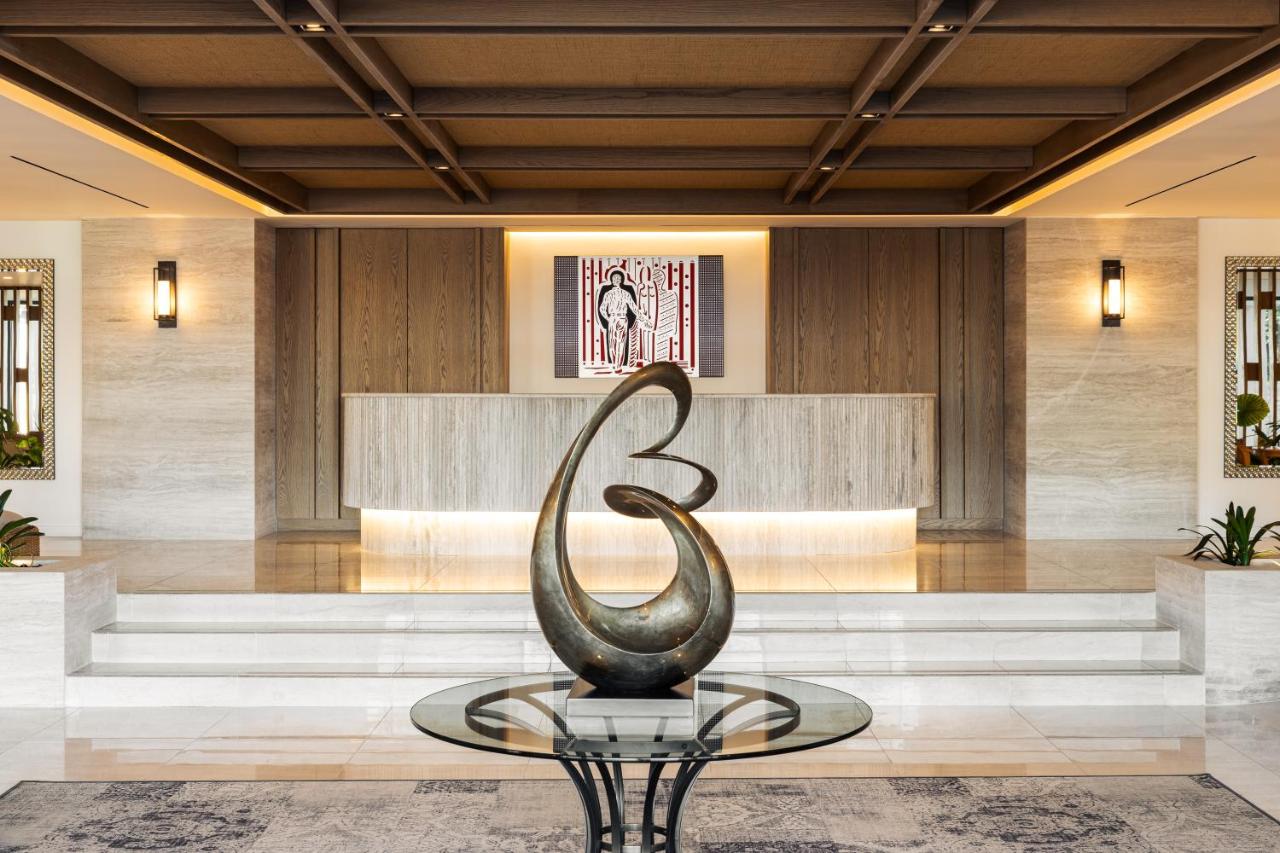 een sculptuur in de lobby van een hotel bij Divani Corfu Palace in Corfu-stad
