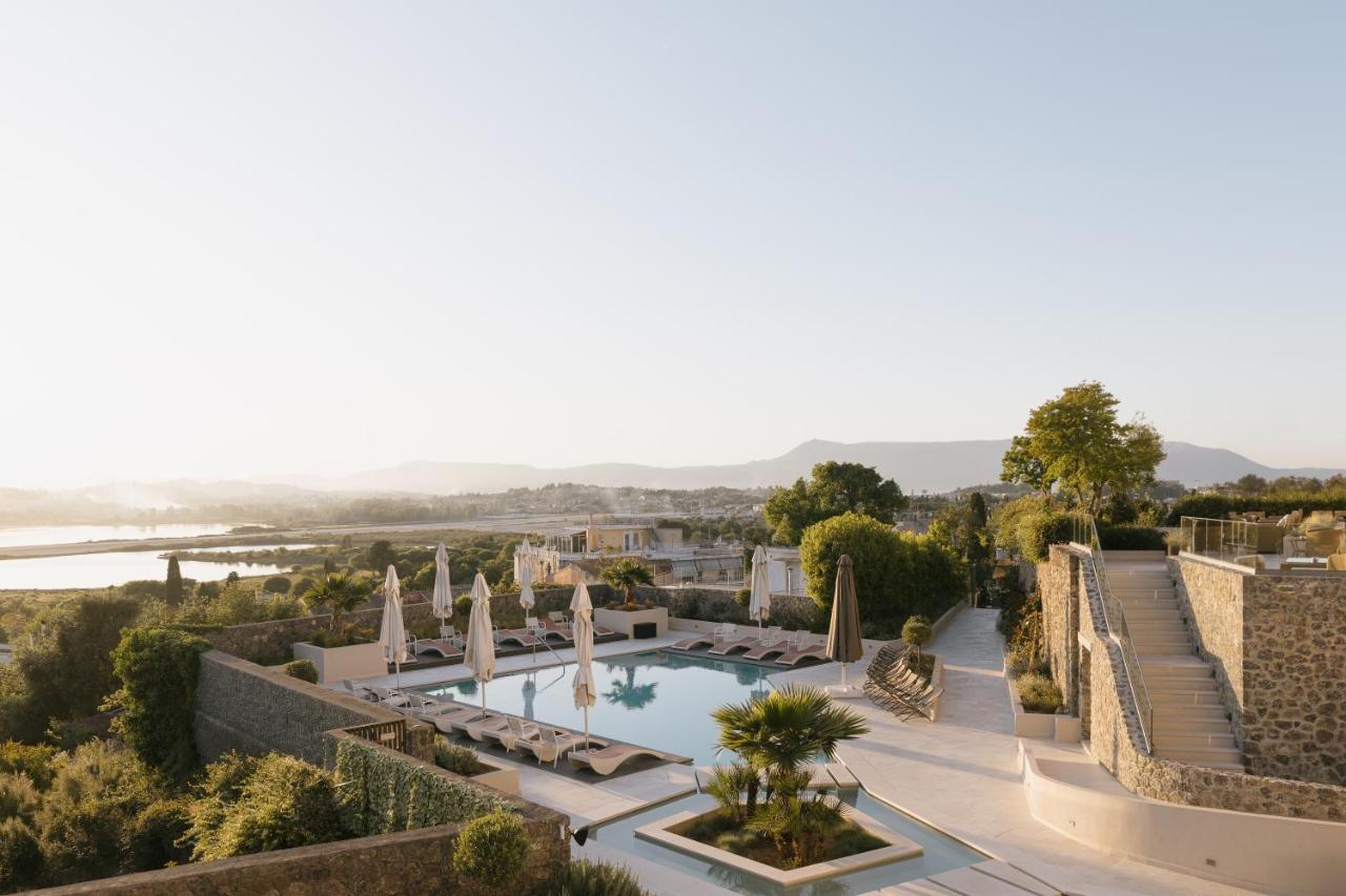 Een luchtfoto van een resort met een zwembad. bij Divani Corfu Palace in Corfu-stad
