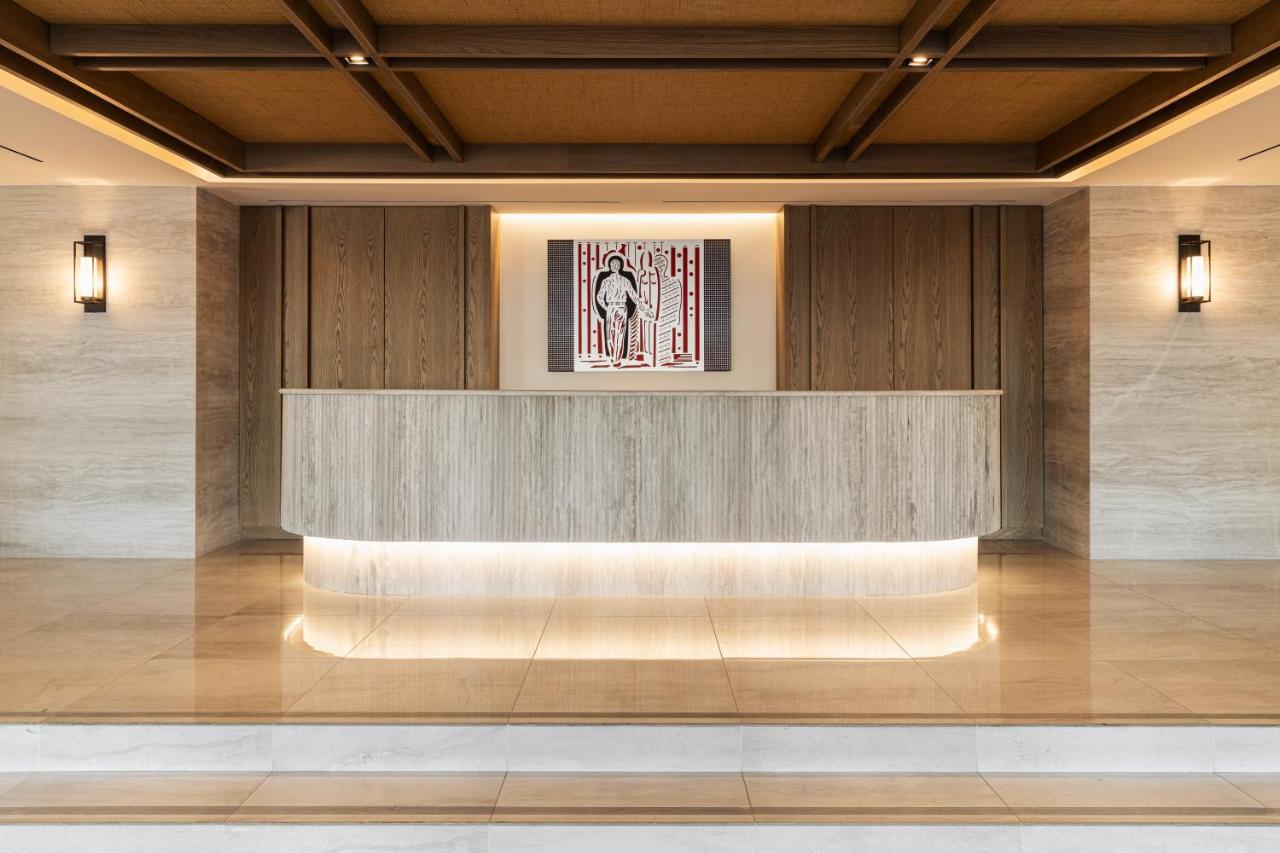 een lobby met een bankje midden in een gebouw bij Divani Corfu Palace in Corfu-stad