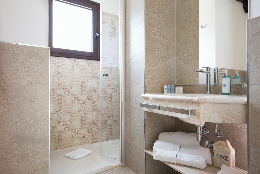 Badkamer met inloopdouche — Hotel & Residence Cormoran