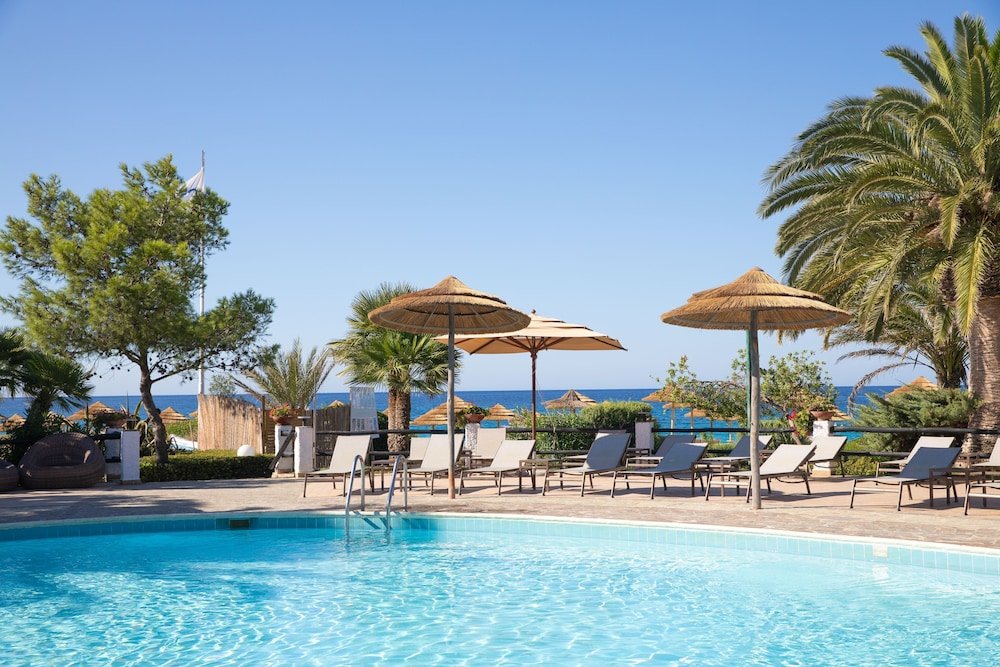Zwembad omringd door palmbomen — Hotel & Residence Cormoran