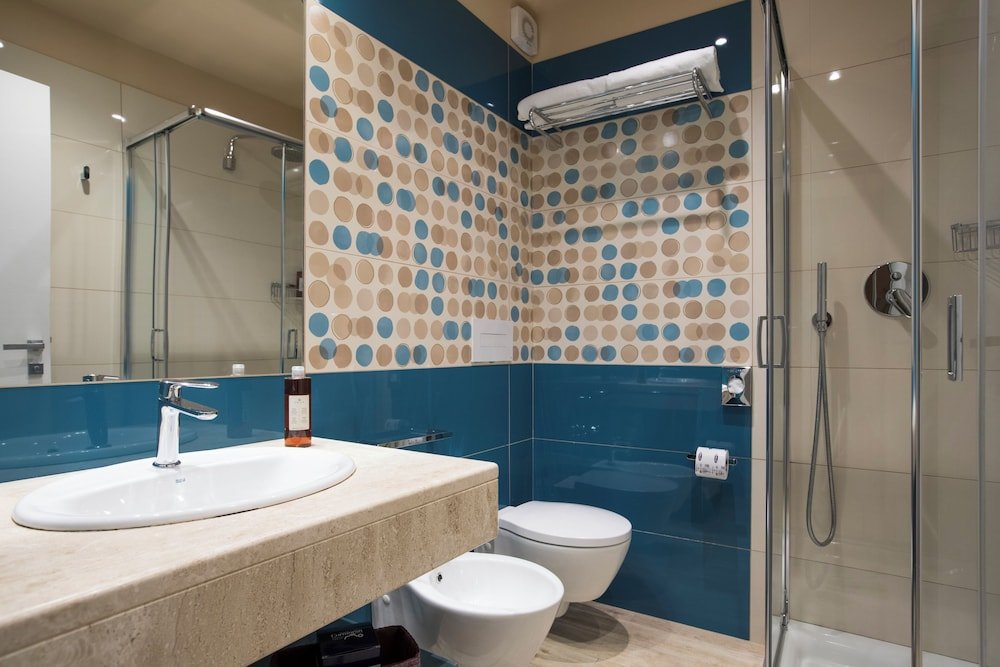 Badkamer met inloopdouche — Hotel & Residence Cormoran