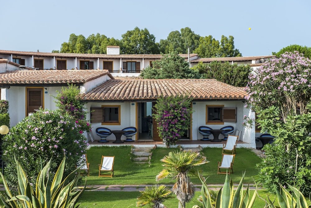 Tropische tuin met palmbomen — Hotel & Residence Cormoran