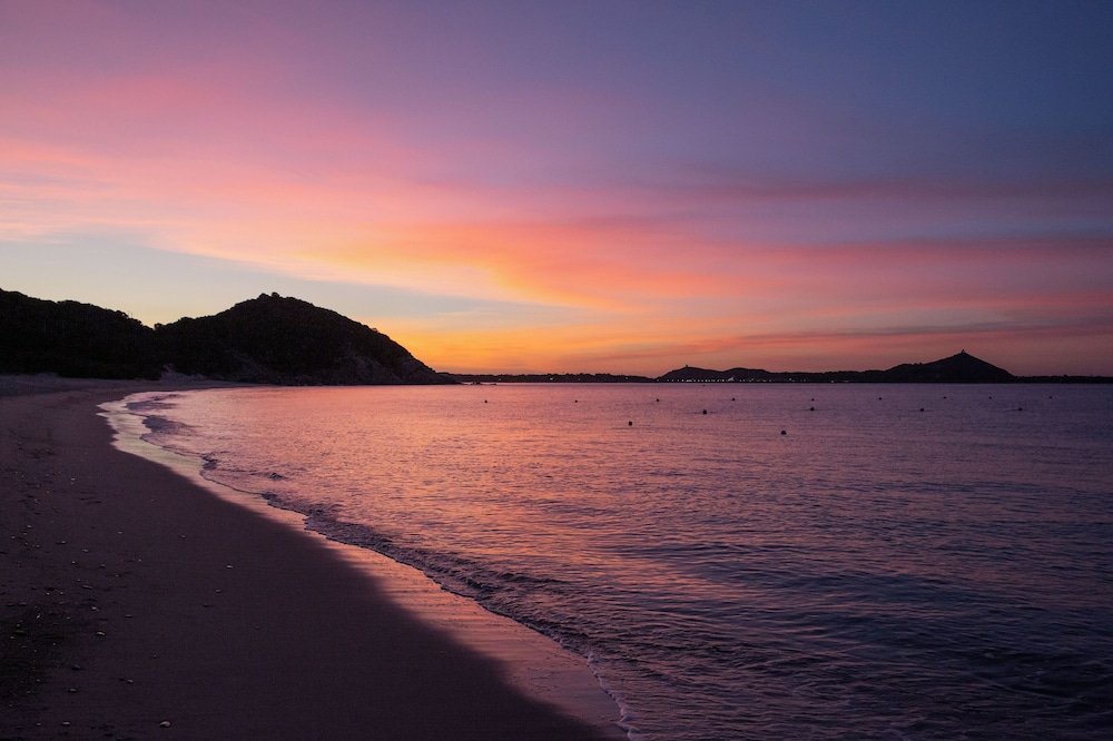 Strand bij zonsondergang — Hotel & Residence Cormoran