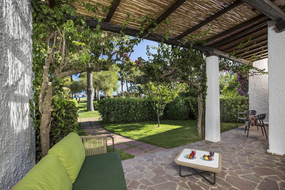 Tropische tuin met palmbomen — Hotel & Residence Cormoran