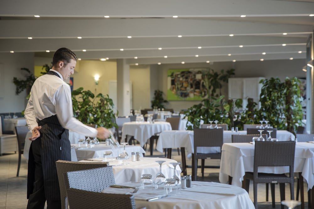 Restaurant met gedekte tafels — Hotel & Residence Cormoran