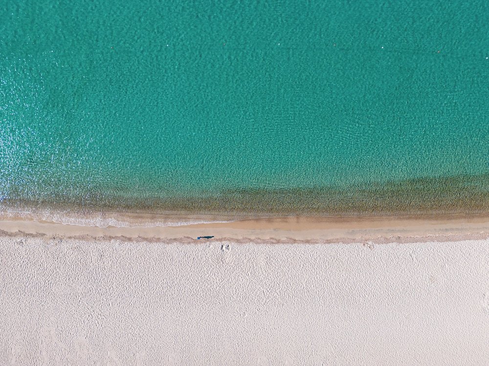 Wit zandstrand met turquoise water — Hotel & Residence Cormoran