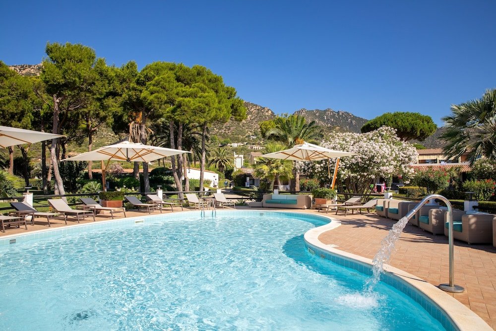 Zwembad omringd door palmbomen — Hotel & Residence Cormoran