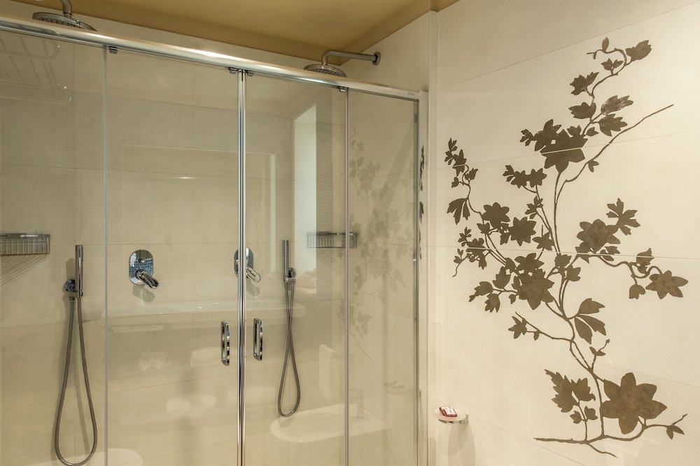 Badkamer met inloopdouche — Hotel & Residence Cormoran