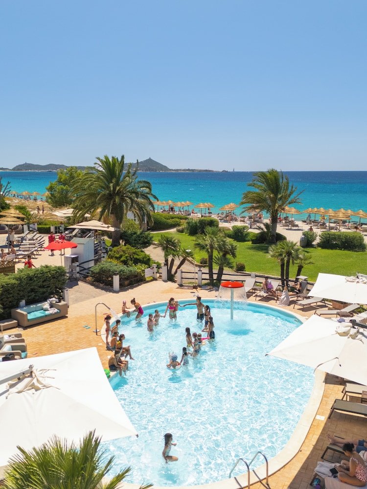 Zwembad omringd door palmbomen — Hotel & Residence Cormoran