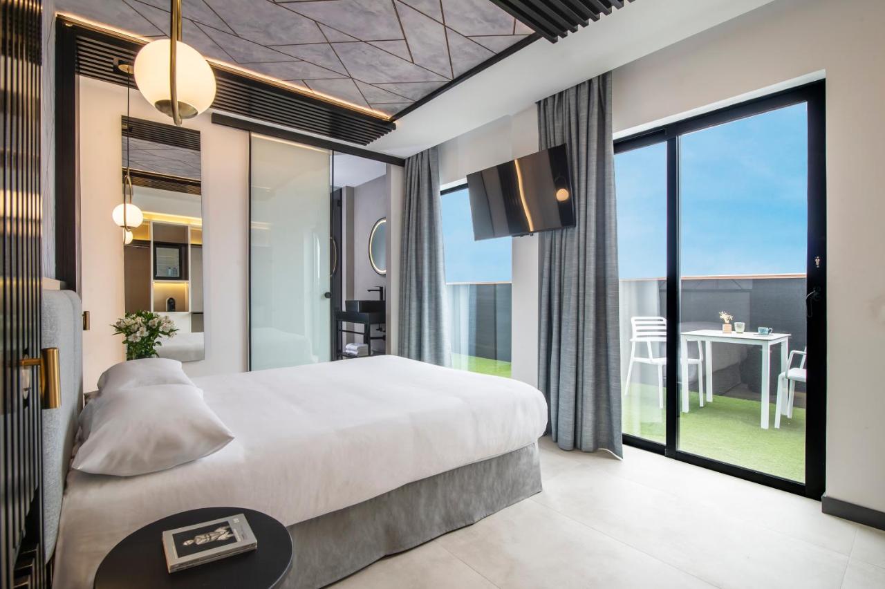 een slaapkamer met een groot bed en een balkon bij Hotel Puerto de la Luz by Pierre & Vacances in Las Palmas de Gran Can