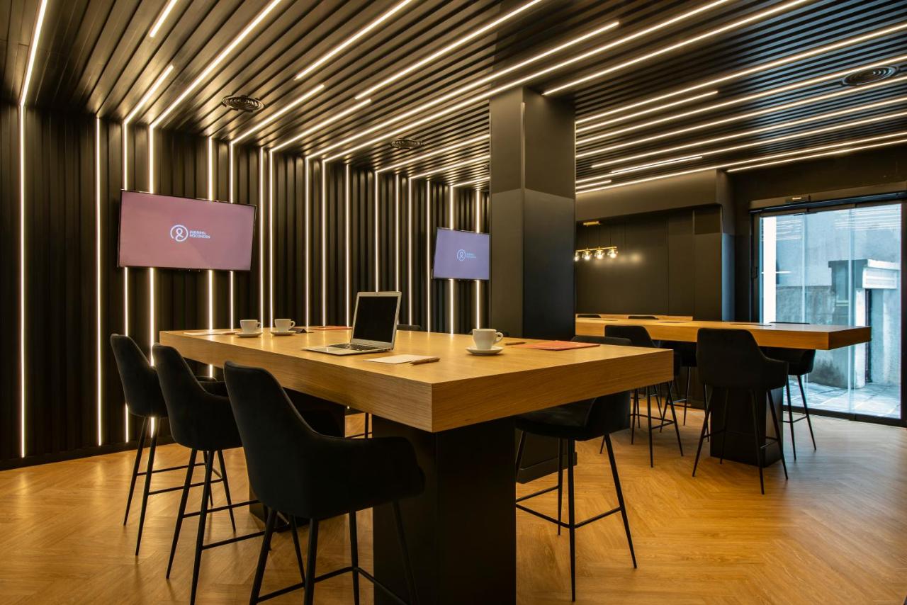 een vergaderruimte met een tafel waarop een laptop staat bij Hotel Puerto de la Luz by Pierre & Vacances in Las Palmas d