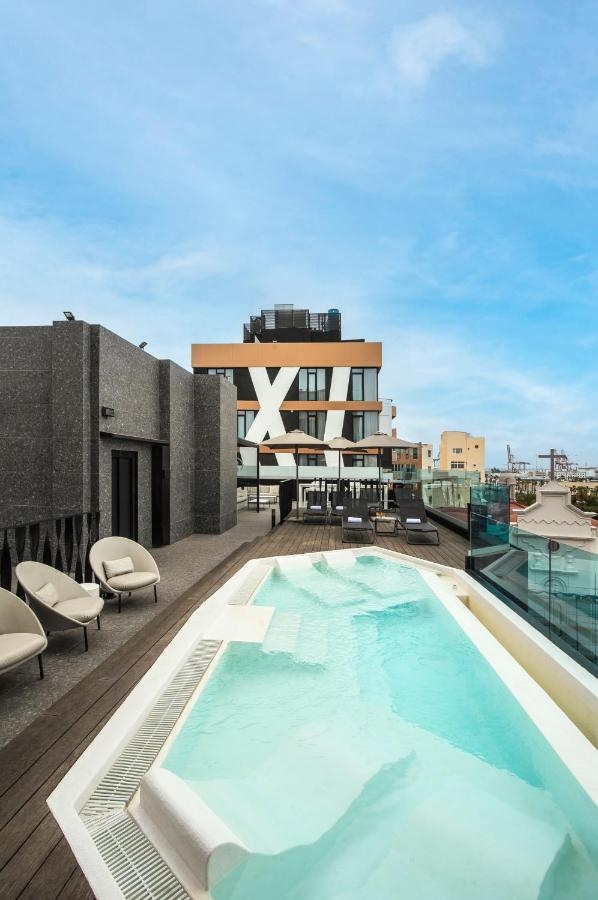 een buitenzwembad op het dak van een gebouw bij Hotel Puerto de la Luz by Pierre & Vacances in Las Palmas de Gran Canari