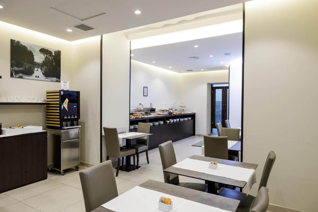 een restaurant met tafels en stoelen en een toonbank bij Hotel Palazzo Argenta in Napels