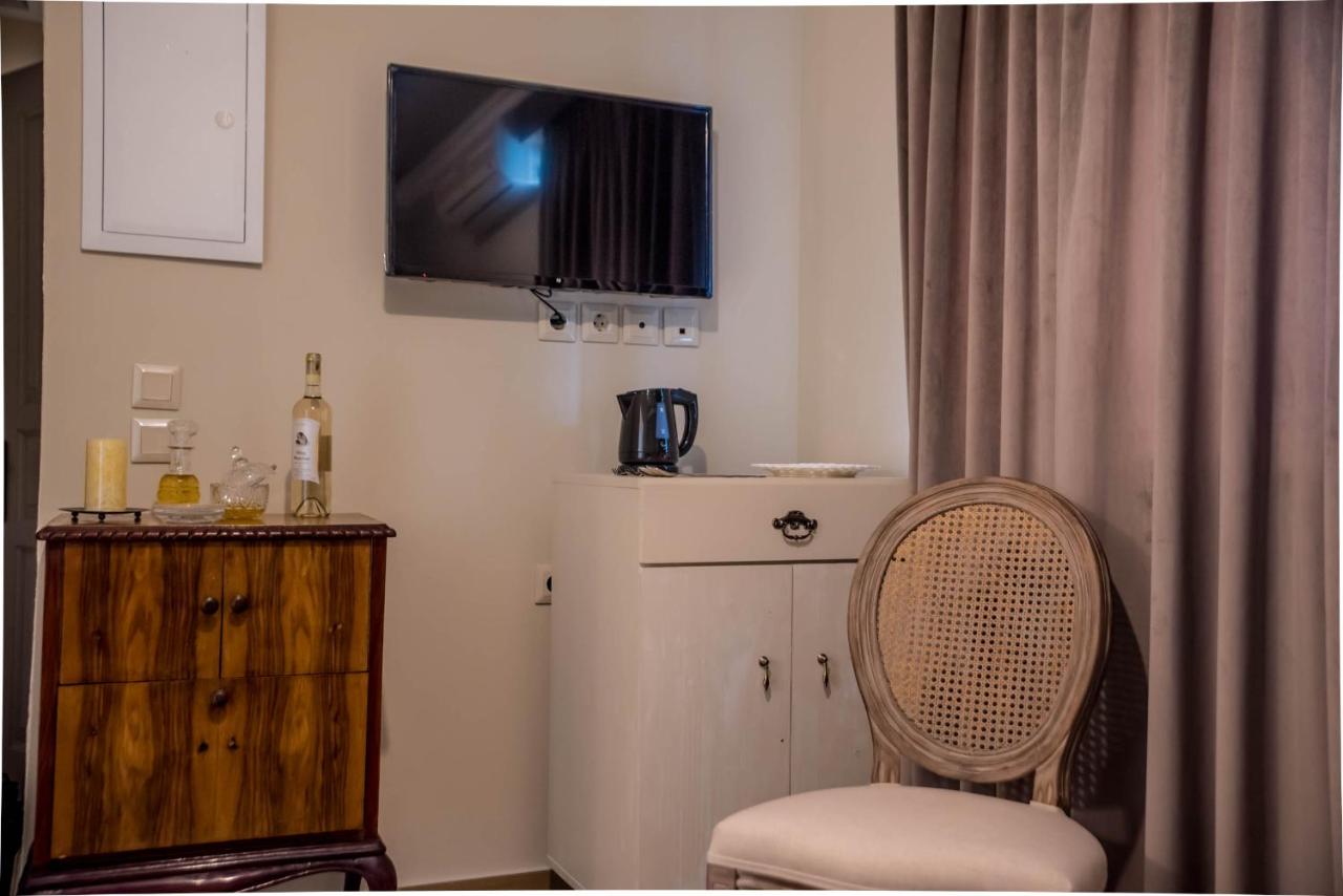 een kamer met een stoel en een televisie aan de muur bij Kyria Boutique House in Athene +79 foto's