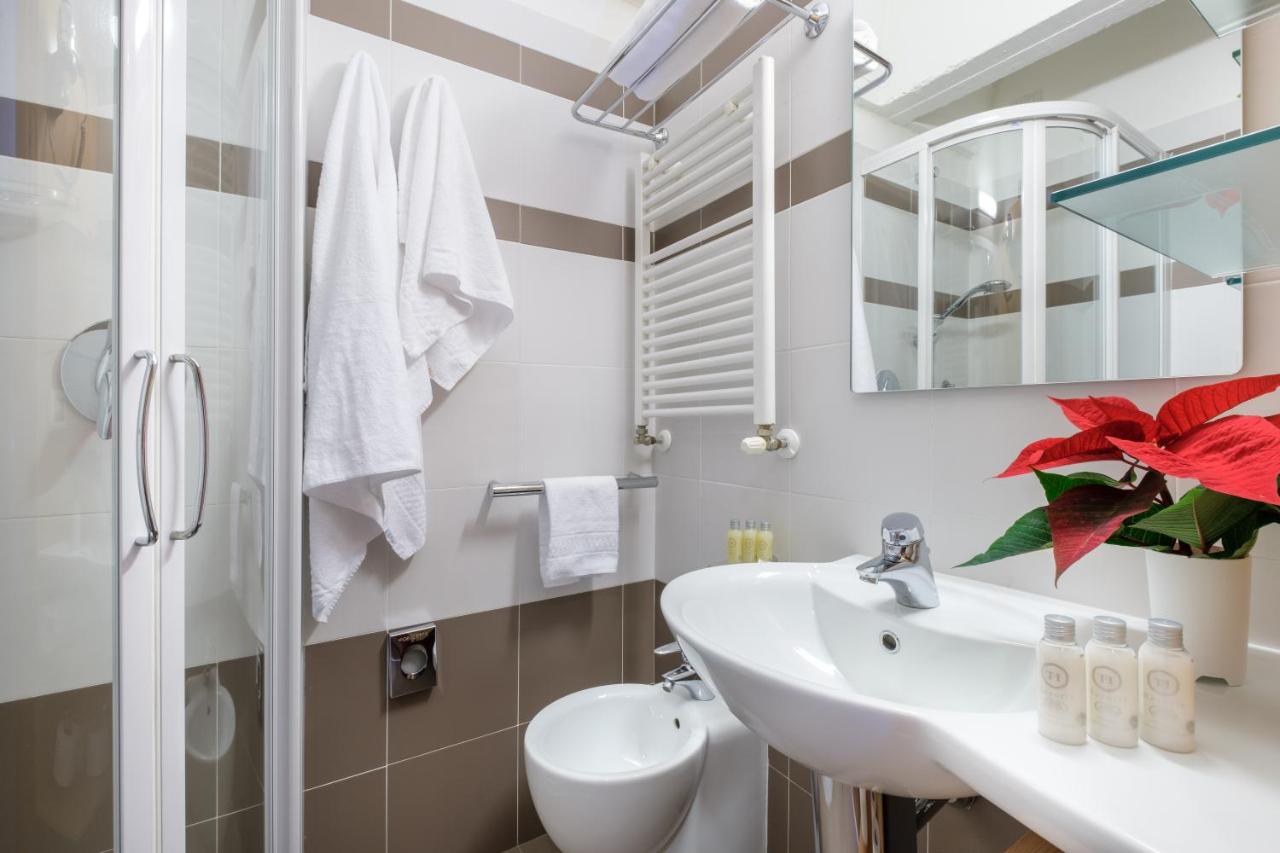 een badkamer met een wastafel en een spiegel bij TH Marilleva in Mezzana